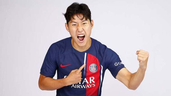 Kang-In Lee posa con la camiseta del PSG.