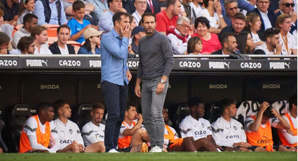 Marchena (izquierda) conversa con Baraja en uno de los últimos partidos del Valencia.