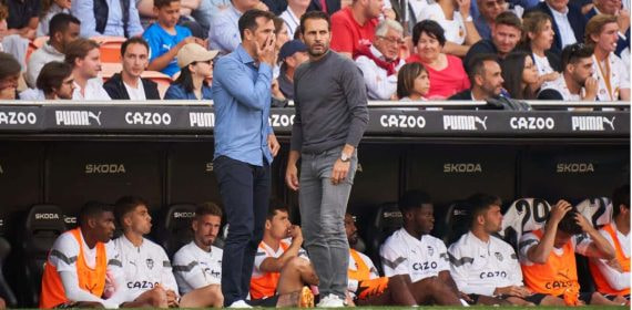 Marchena (izquierda) conversa con Baraja en uno de los últimos partidos del Valencia.