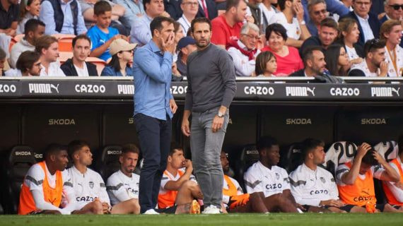 Marchena (izquierda) conversa con Baraja en uno de los últimos partidos del Valencia.