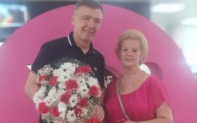 Milinko Pantic (56 años) y Margarita Luengo (76) posan juntos con el ramo de flores, en la redacción de Relevo.