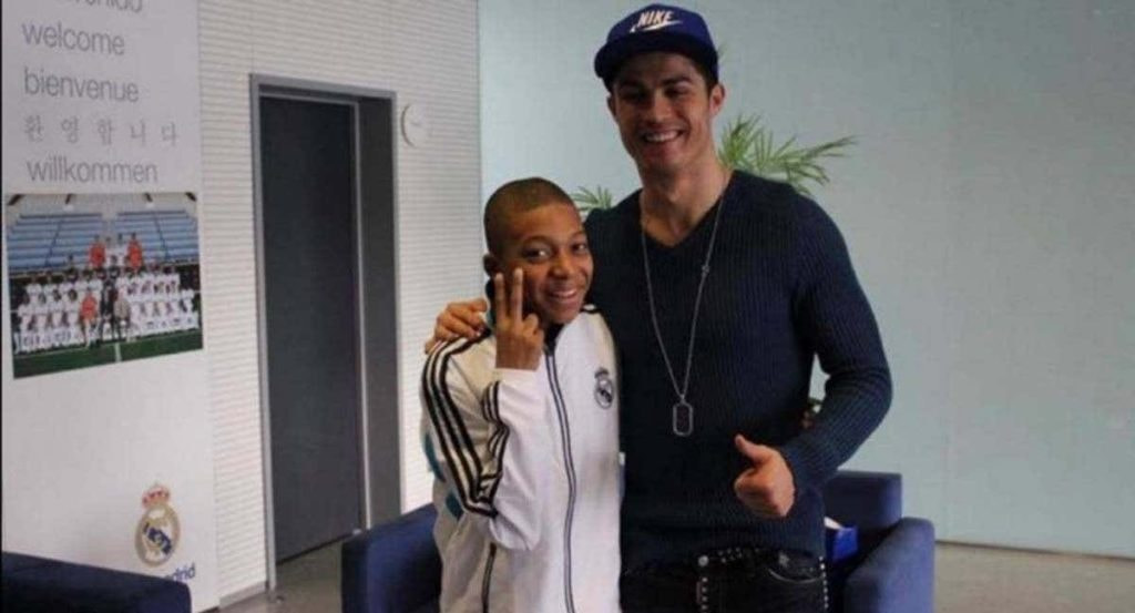 Kylian Mbappé posa con Cristiano cuando estuvo en Valdebebas en 2012.