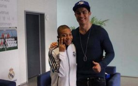 Kylian Mbappé posa con Cristiano cuando estuvo en Valdebebas en 2012.