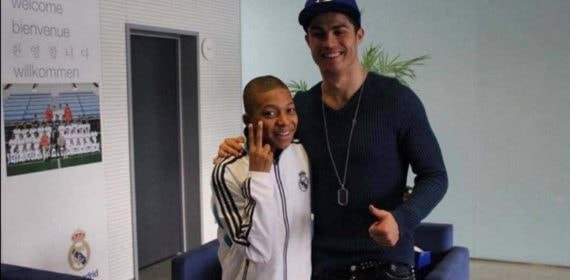 Kylian Mbappé posa con Cristiano cuando estuvo en Valdebebas en 2012.