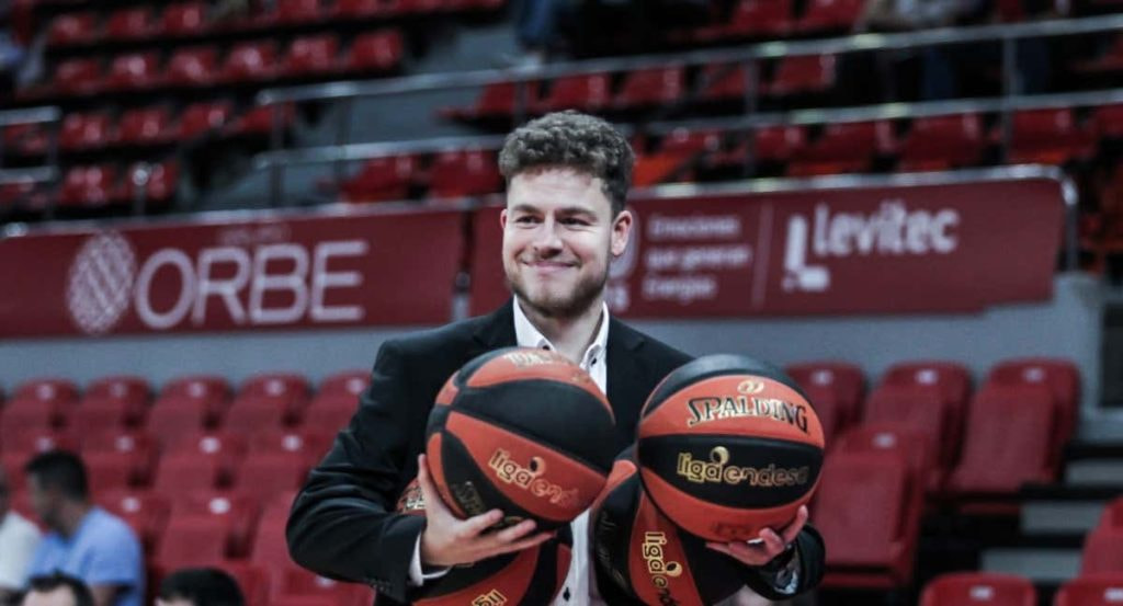 Nacho Juan sonríe en la previa de un partido de Liga Endesa.