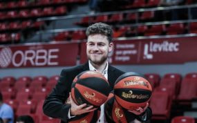 Nacho Juan sonríe en la previa de un partido de Liga Endesa.