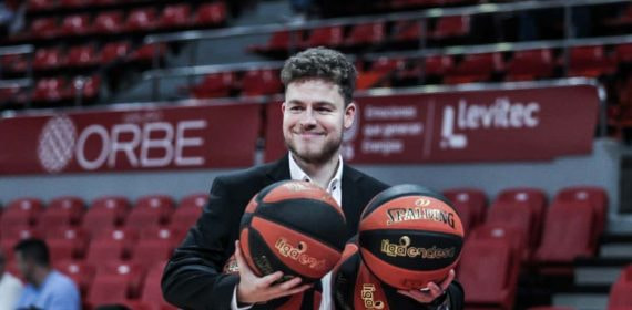 Nacho Juan sonríe en la previa de un partido de Liga Endesa.