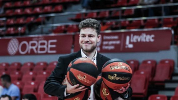 Nacho Juan sonríe en la previa de un partido de Liga Endesa.