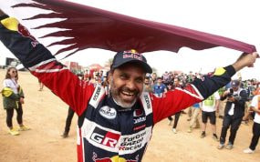 Nasser Al Attiyah celebrando su victoria en el Rally Dakar.