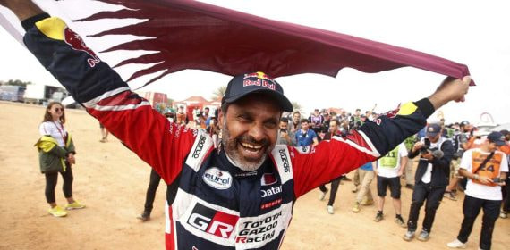 Nasser Al Attiyah celebrando su victoria en el Rally Dakar.