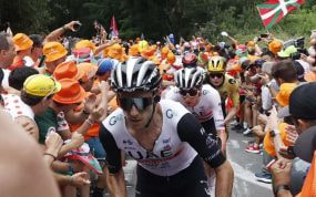 Yates, Pogacar y Vingegaard ascienden el Pike Bidea, en la primera etapa del Tour.