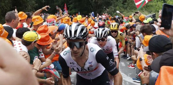 Yates, Pogacar y Vingegaard ascienden el Pike Bidea, en la primera etapa del Tour.