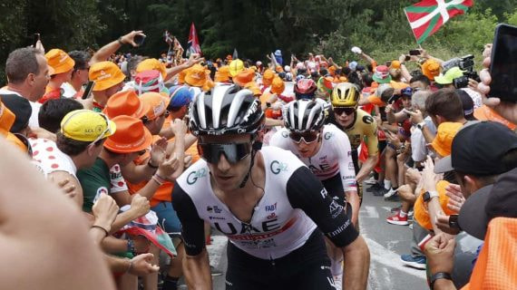 Yates, Pogacar y Vingegaard ascienden el Pike Bidea, en la primera etapa del Tour.