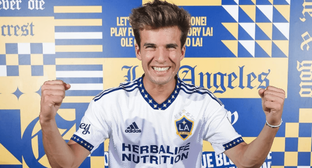 Riqui Puig, con la camiseta de los Galaxy.