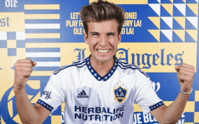 Riqui Puig, con la camiseta de los Galaxy.