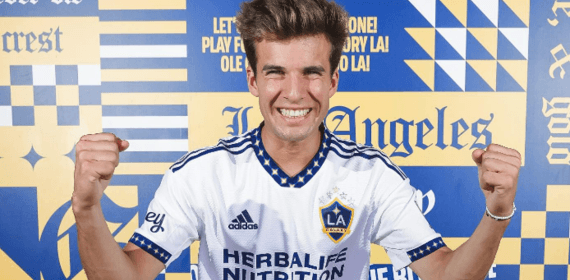 Riqui Puig, con la camiseta de los Galaxy.