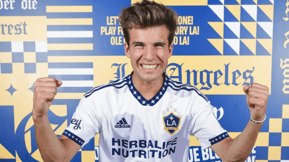 Riqui Puig, con la camiseta de los Galaxy.
