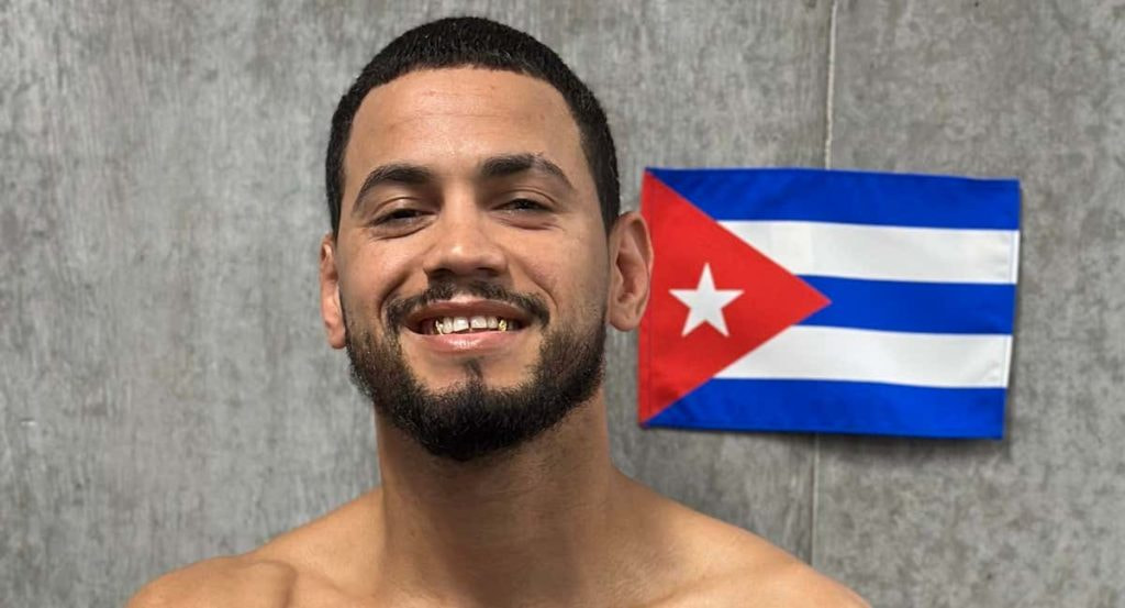 Robeisy Ramírez posa con la bandera cubana antes de salir al ring.