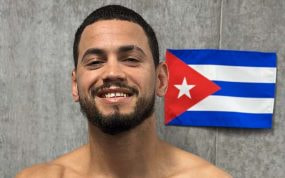 Robeisy Ramírez posa con la bandera cubana antes de salir al ring.