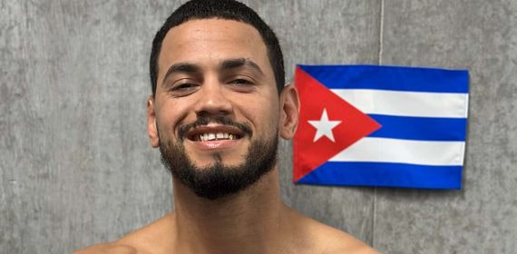 Robeisy Ramírez posa con la bandera cubana antes de salir al ring.