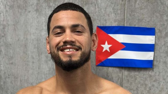 Robeisy Ramírez posa con la bandera cubana antes de salir al ring.