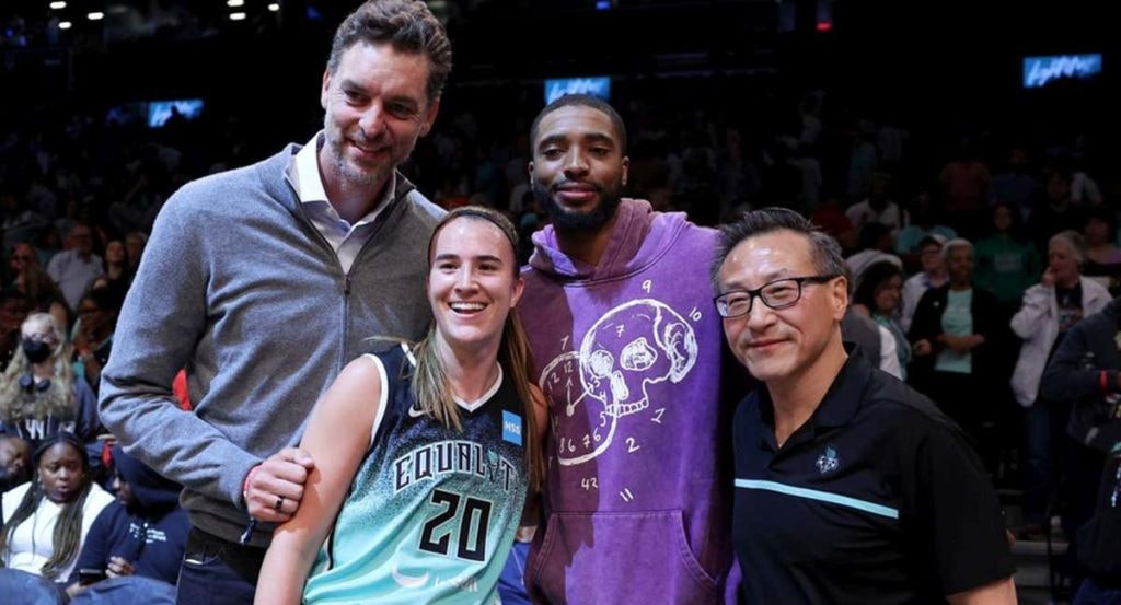 Sabrina Ionescu y Pau Gasol en un partido de la WNBA esta temporada.