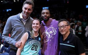 Sabrina Ionescu y Pau Gasol en un partido de la WNBA esta temporada.