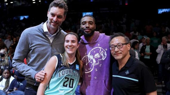 Sabrina Ionescu y Pau Gasol en un partido de la WNBA esta temporada.