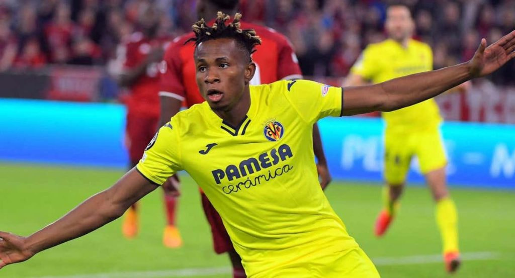 Samu Chukwueze celebra un gol con la camiseta del Villarreal.