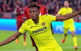Samu Chukwueze celebra un gol con la camiseta del Villarreal.