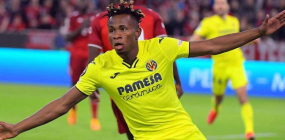 Samu Chukwueze celebra un gol con la camiseta del Villarreal.