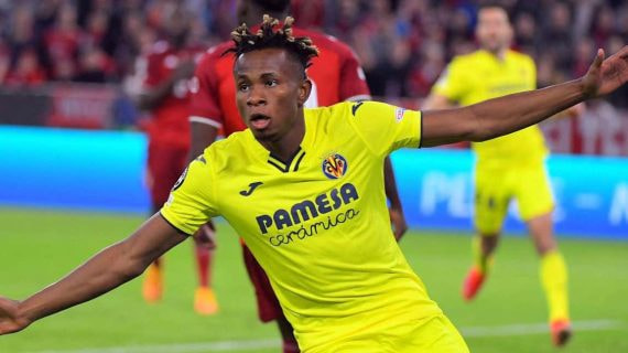 Samu Chukwueze celebra un gol con la camiseta del Villarreal.