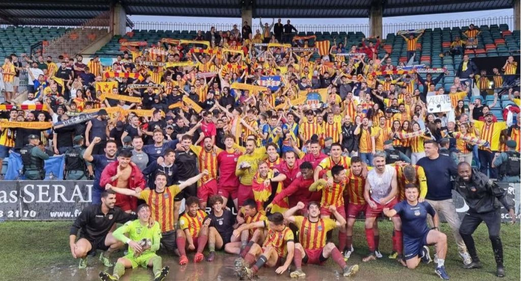 El Sant Andreu celebra el ascenso en el Helmántico.