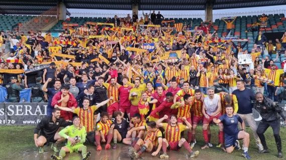 El Sant Andreu celebra el ascenso en el Helmántico.
