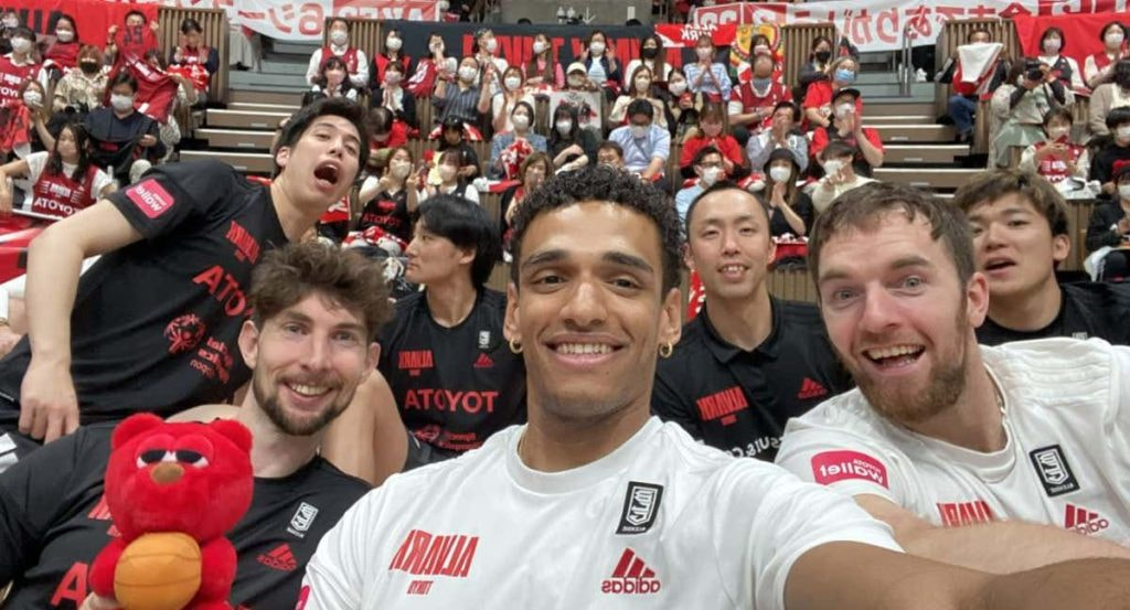 Sebas Saiz con los aficionados del Alvark Tokyo.