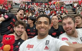 Sebas Saiz con los aficionados del Alvark Tokyo.