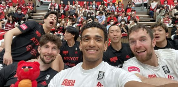 Sebas Saiz con los aficionados del Alvark Tokyo.