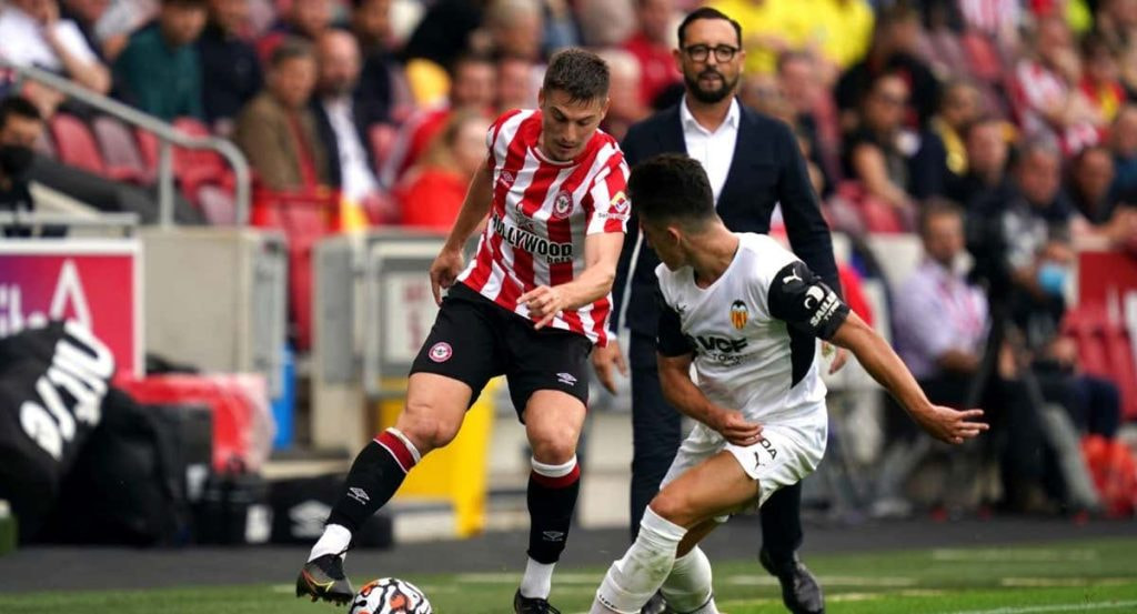Sergi Canós, durante un amistoso entre el Brentford y el Valencia.