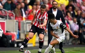 Sergi Canós, durante un amistoso entre el Brentford y el Valencia.