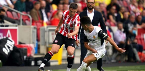 Sergi Canós, durante un amistoso entre el Brentford y el Valencia.