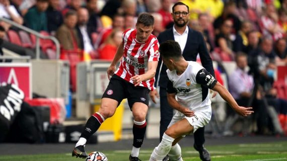 Sergi Canós, durante un amistoso entre el Brentford y el Valencia.