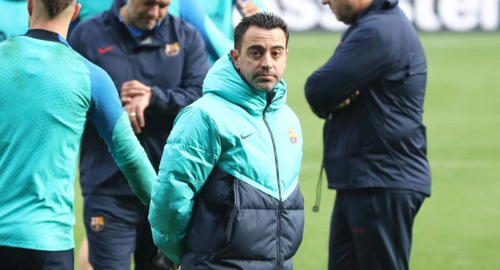 Xavi al inicio de un entrenamiento del Barcelona.