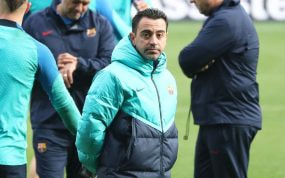 Xavi al inicio de un entrenamiento del Barcelona.