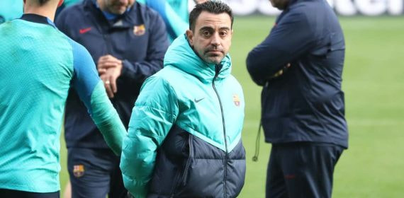 Xavi al inicio de un entrenamiento del Barcelona.