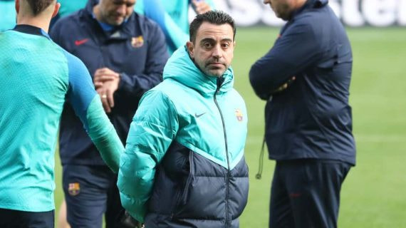 Xavi al inicio de un entrenamiento del Barcelona.
