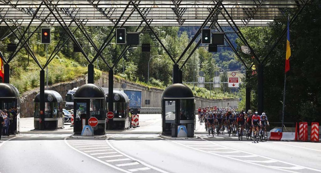 El pelotón de La Vuelta 23, entrando este martes en suelo andorrano.