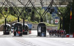 El pelotón de La Vuelta 23, entrando este martes en suelo andorrano.