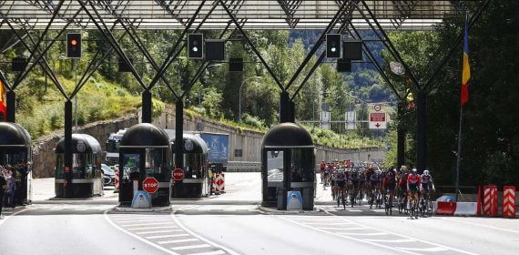 El pelotón de La Vuelta 23, entrando este martes en suelo andorrano.