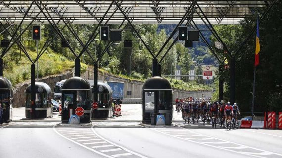 El pelotón de La Vuelta 23, entrando este martes en suelo andorrano.