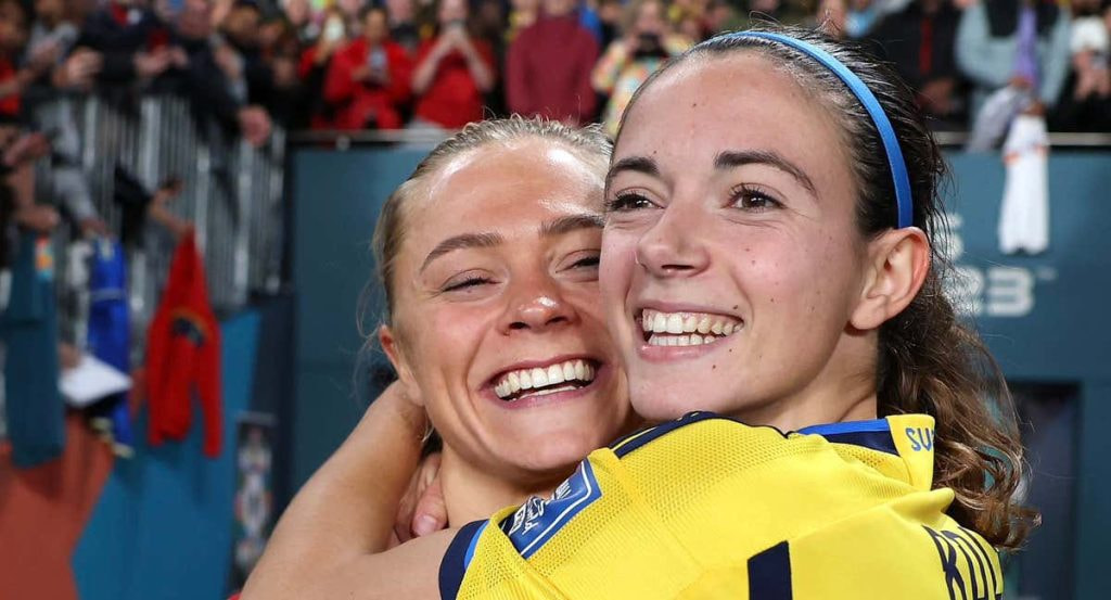Aitana Bonmatí y Fridolina Rölfo durante un lance del juego en el partido entre España y Suecia.
